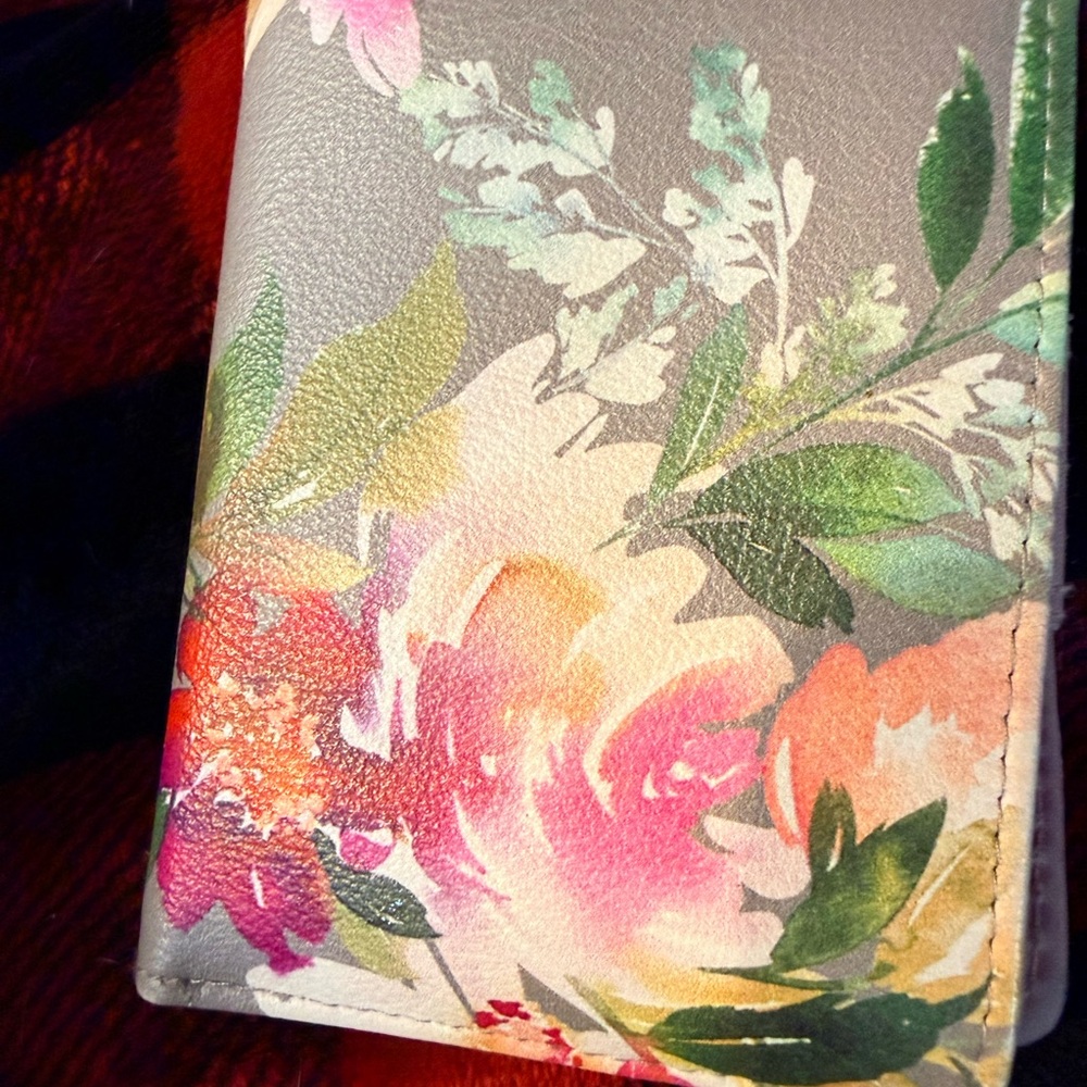 Lot of 6 gently used and new Wallets and 2 Purse Straps. - Picture 5 of 15